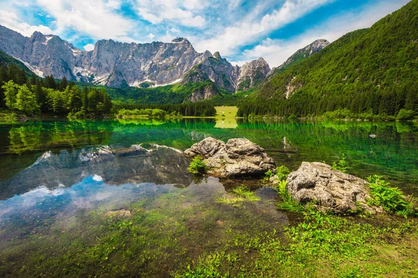 魔法の山の風景や観光地 背景に素晴らしい優れたフザイン湖とマンガート山 ジュリアンアルプス タルビジオ ウディネ地域 フリウリヴェネツィアジュリア イタリア ヨーロッパ — ストック写真