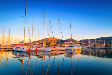 Şafakta limanda yelkenli teknelerle Trogir şehri. Güzel seyahat ve turistik durak, Dalmaçya, Hırvatistan ve Avrupa