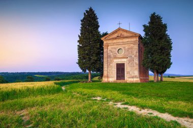 Gün batımında tahıl tarlaları olan şirin küçük Vitaleta şapeli, Pienza, Toskana, Avrupa