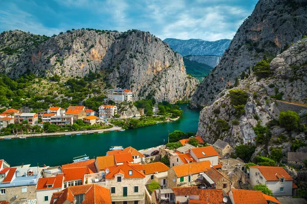 Excelente Vista Com Resort Mediterrâneo Rio Cetina Omis Desfiladeiro Com — Fotografia de Stock