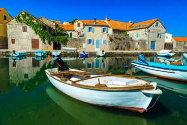 Takdire şayan bir seyahat ve tatil yeri. Taştan evleri denize yansıyan Hırvat balıkçılık ve turistik köyü. Vrboska köyünde demirli balıkçı tekneleri, Hvar adası, Dalmaçya, Hırvatistan, Avrupa