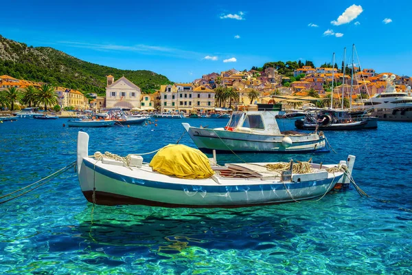 Populaire Mediterrane Badplaats Met Haven Oude Stad Luxe Jachten Vissersboten — Stockfoto