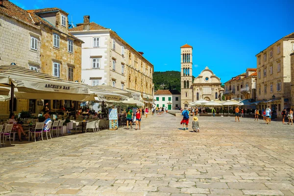 Hvar Croatia Juni 2019 Mediterraans Oud Stadsplein Met Restaurants Straatcafés Stockafbeelding