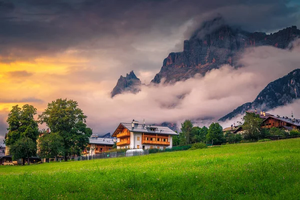 Charmantes Bergdorf Mit Blühenden Grünen Wiesen Und Hohen Nebligen Bergen — Stockfoto