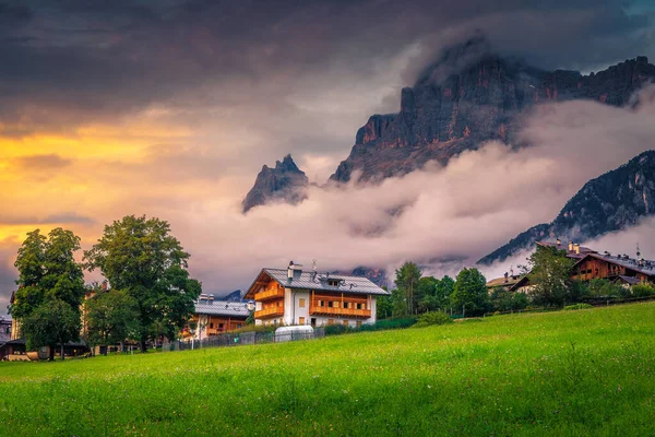 Charmant Alpendorp Met Bloemrijke Groene Velden Hoge Mistige Bergen Achtergrond Stockfoto
