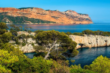İnanılmaz bir yürüyüş yeri, uçurumların güzel manzarası, Calanques de Pin körfezi, Cassis, Provence, Güney Fransa, Avrupa yakınlarındaki Calanques Ulusal Parkı