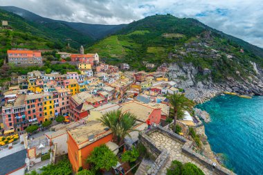 Doria kalesinin kulesinden Vernazza tatil köyü manzarası. Tepelerdeki renkli Akdeniz evleri, bahçeler ve üzüm bağları, Vernazza, Cinque Terre, Liguria, İtalya, Avrupa
