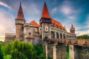 Popüler turistik konum, yüksek kuleleri, kaleleri ve ahşap köprüsü, Hunedoara, Transilvanya, Romanya, Avrupa 'da bulunan görkemli eski Corvin kalesi