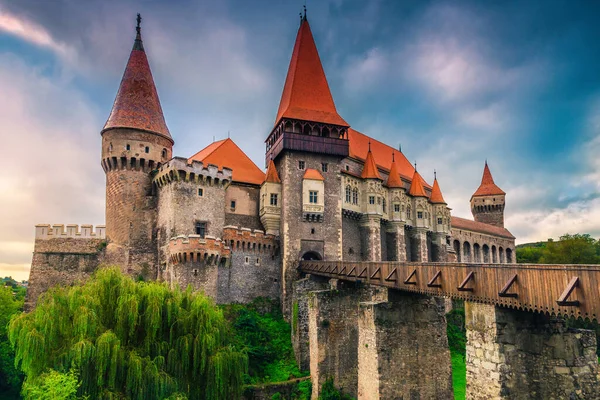 Popularna Lokalizacja Turystyczna Majestatyczny Stary Średniowieczny Zamek Corvin Wysokimi Wieżami — Zdjęcie stockowe