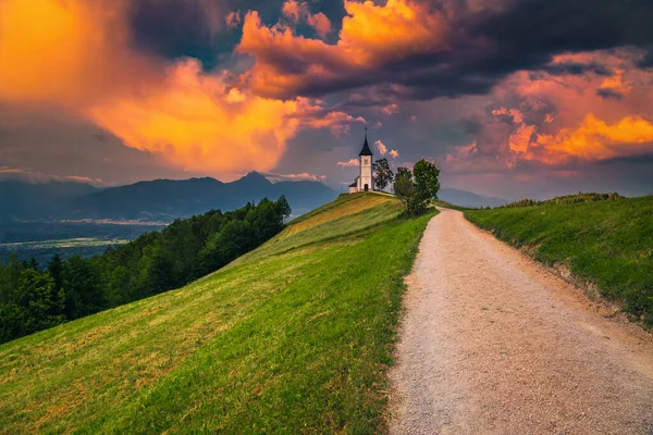 Magische Sonnenuntergangslandschaft Mit Niedlicher Kirche Auf Dem Hügel Alpine Landschaft — Stockfoto