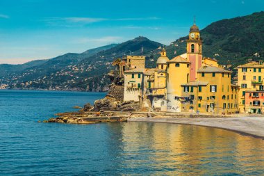Popüler yaz plajı ve seyahat yeri. Renkli binalar ve Ceneviz, Camogli, Liguria, İtalya, Avrupa yakınlarındaki plaj tatil beldesiyle muhteşem kıyı şeridi