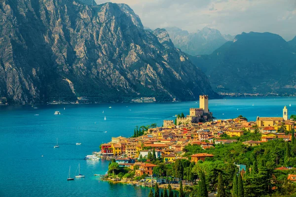 Traumhafter Sommerurlaub Wunderschönes Mediterranes Stadtbild Von Malcesine Mit Farbenfrohen Gebäuden — Stockfoto