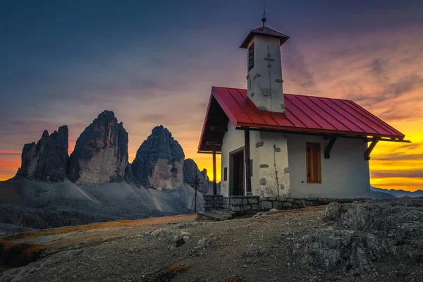 Jolie Petite Chapelle Tre Cime Lavaredo Culmine Arrière Plan Coucher — Photo