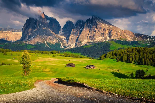 Breathtaking Summer Alpine Place Wooden Huts Rural Road Snowy Mountains — Stock Photo, Image