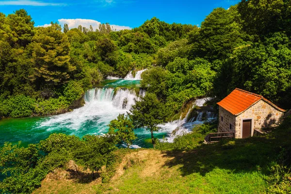 Lélegzetelállító Mediterrán Turisztikai Hely Vízesésekkel Krka Nemzeti Parkban Skradin Turisztikai — Stock Fotó
