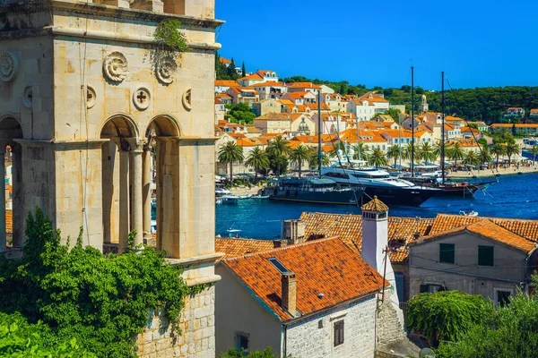 Prachtig Uitzicht Met Oude Kerktoren Prachtig Mediterraan Stadsgezicht Haven Met — Stockfoto