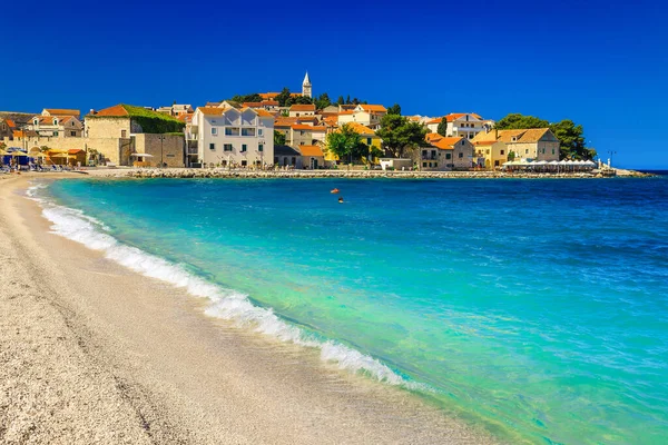 Schilderachtige Badplaats Met Golven Oude Mediterrane Gebouwen Achtergrond Primosten Dalmatië — Stockfoto