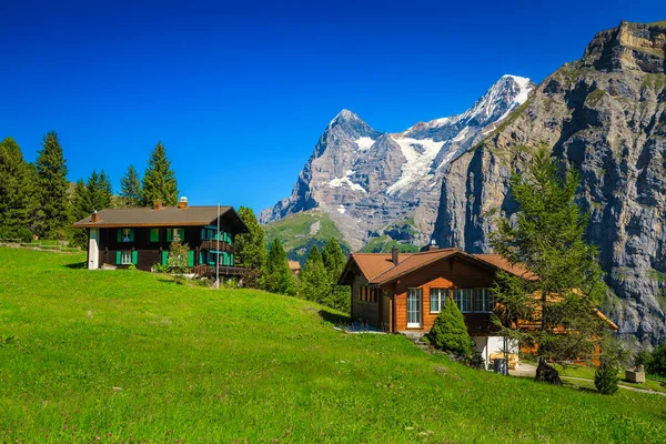 Wonderful Mountain Resort Cute Wooden Houses High Snowy Mountains Background — Stock Photo, Image