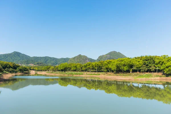 Hermoso paisaje con lago — Foto de Stock