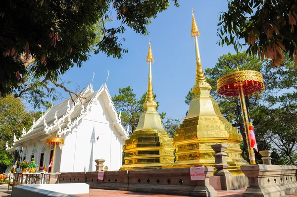 Two golden pagodas in Phra That Doi Tung temple, Chiang Rai prov — Stock Photo, Image