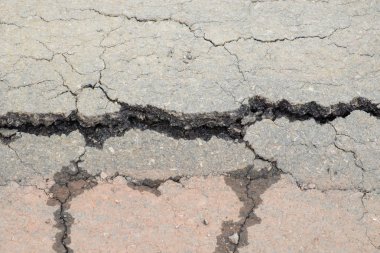 Kırık ve kırık asfalt sokak
