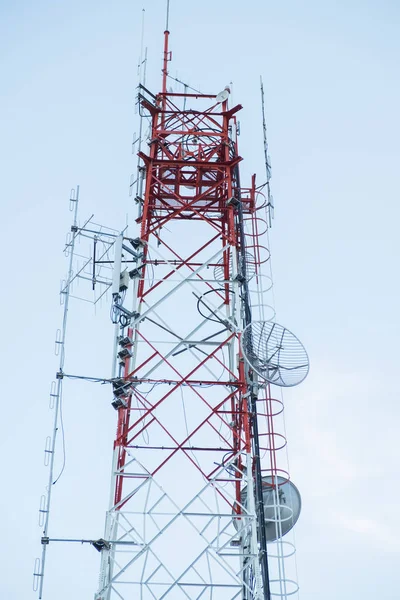 Антенна телекоммуникационной вышки — стоковое фото