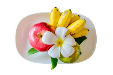 Elma ve muz beyaz tabak, izole beyaz arka plan üzerinde. Üstten Görünüm, dahil kırpma yolları