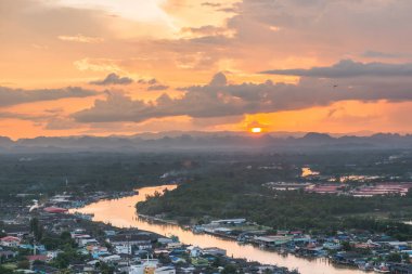 Haliç toplum görünümü üzerinde güzel gün batımı 