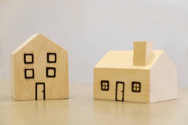 Masanın üzerine minyatür ahşap evler