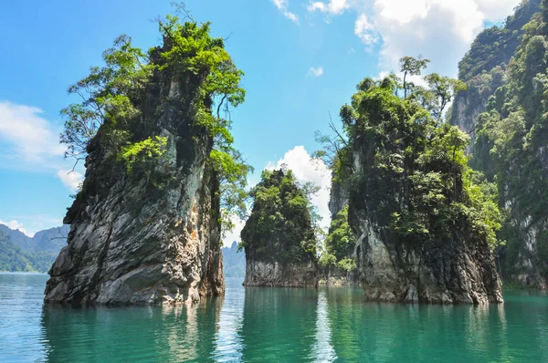 Huge limestone cliffs rising out of open lake at Khao Sok Nation — Stock Photo, Image