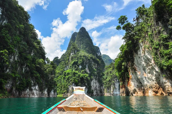 Huge limestone cliffs rising out of open lake at Khao Sok Nation — Stock Photo, Image