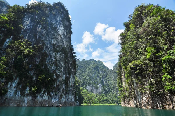Huge limestone cliffs rising out of open lake at Khao Sok Nation — Stock Photo, Image