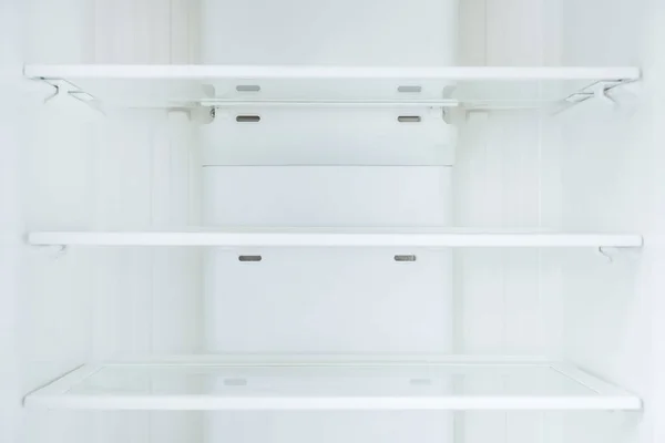 Prateleiras vazias na geladeira — Fotografia de Stock