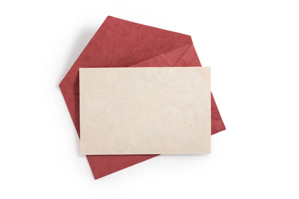 Piros borítékot készült természetes szál papír elszigetelt fehér bac — Stock Fotó