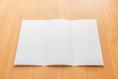 Panelli beyaz şablon Kağıt ahşap arka plan üzerinde