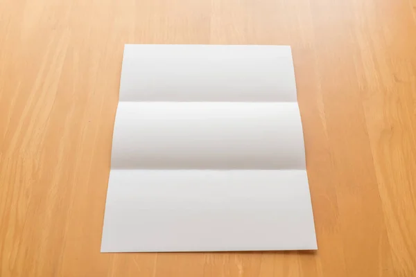 Carta modello trifold bianco su sfondo legno — Foto Stock