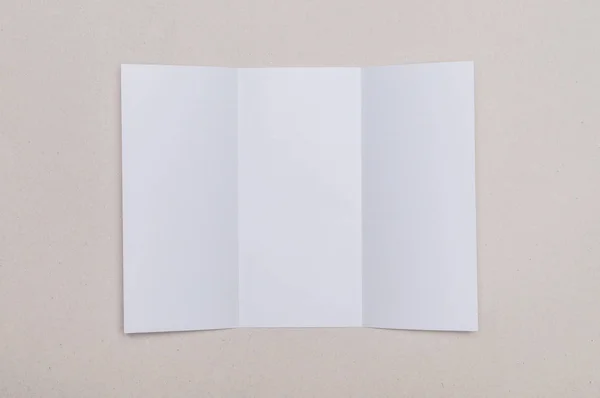 Carta modello trifold bianco su sfondo grigio — Foto Stock