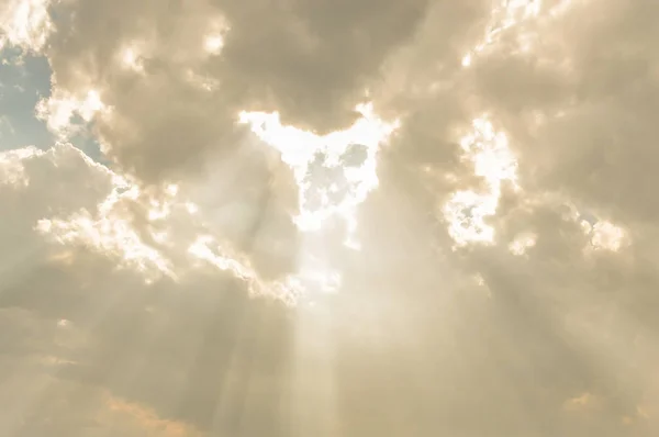 Sonnenstrahl Licht durch nach unten aus Wolken — Stockfoto