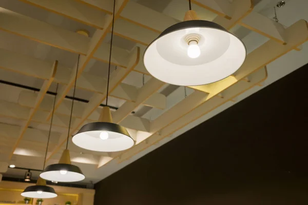 Lampe vintage suspendue au plafond — Photo