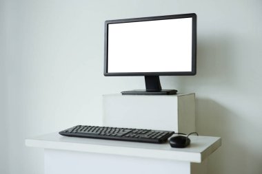 Bilgisayar ekranının beyaz masada alay et