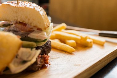 Ev yapımı hamburgerlere yakın çekim