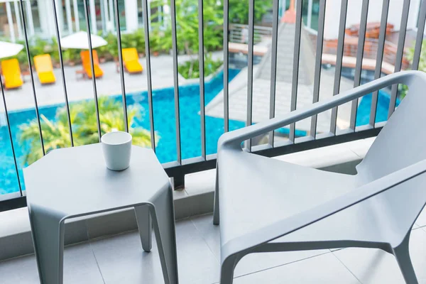 Mesa e cadeiras no terraço — Fotografia de Stock