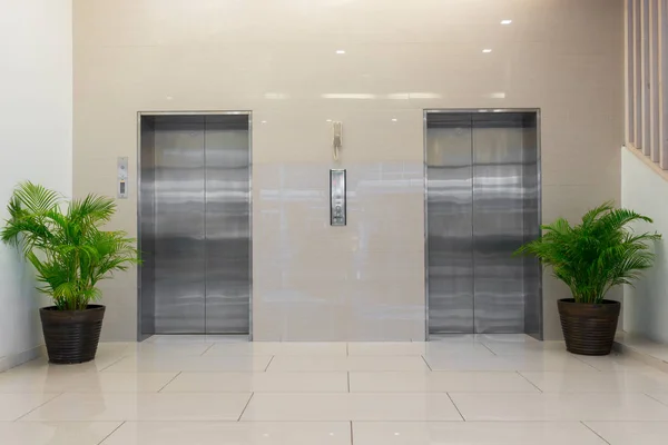 Elevator with closed door — Stock Photo, Image