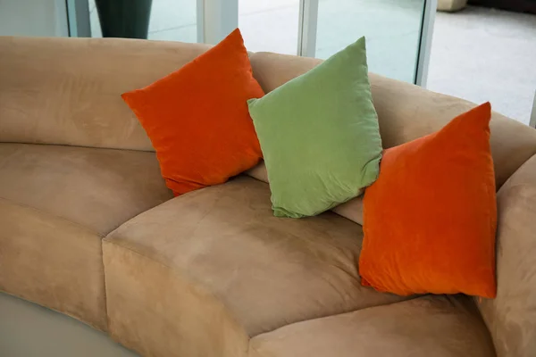Pohovka s barevnými polštáři v obývacím pokoji — Stock fotografie