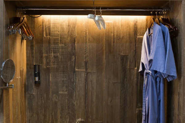 Roupão de banho duplo azul em roupeiro de madeira do hotel de luxo — Fotografia de Stock