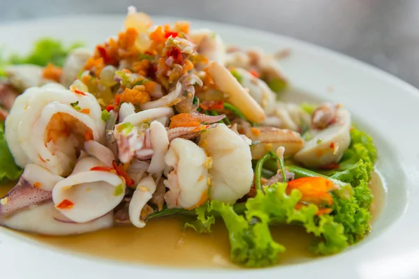 Salade thaïlandaise de fruits de mer épicés. (cuisine thaïlandaise ) — Photo
