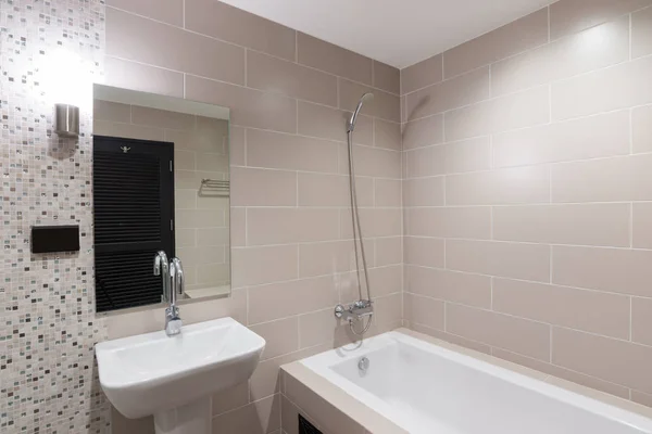 Salle de bain moderne avec douche et baignoire — Photo