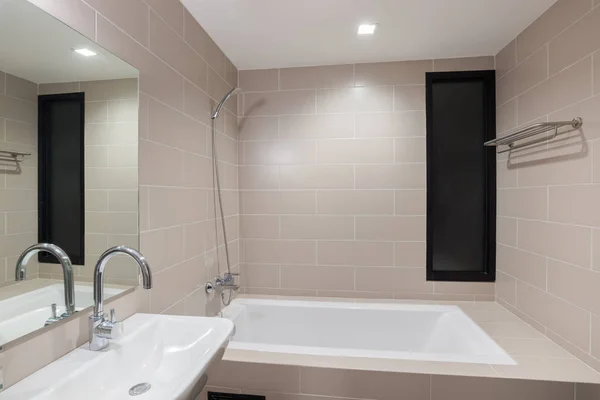 Salle de bain moderne avec douche et baignoire — Photo