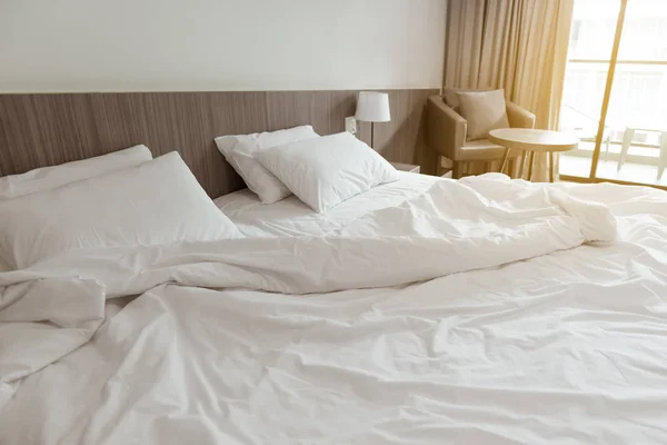Βρώμικο λευκό κρεβάτι και δύο μαξιλάρι, το πρωί — Φωτογραφία Αρχείου