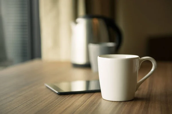 디지털 태블릿 그리고 나무 책상에 커피 한잔. 선택적 초점 — 스톡 사진
